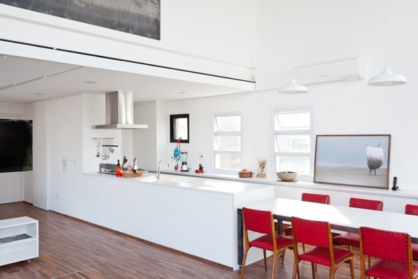 design salle à manger blanche chaises-rouges-sol-bois