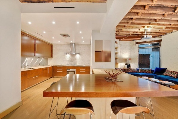 design salle à manger murs-blancs-meubles-sol-plafond-bois