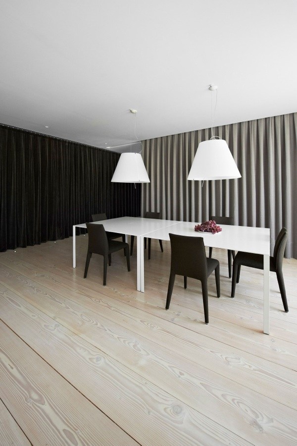 design salle à manger table-blanche-chaises-noires