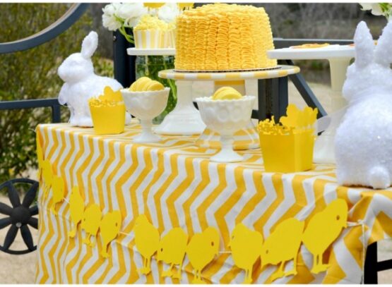 déco-Pâques-table-guirlande-poussins-nappe-chevrons