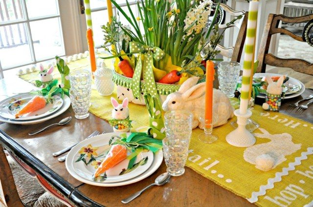 déco-de-table-lapins-bougies-carottes-nappe-jaune