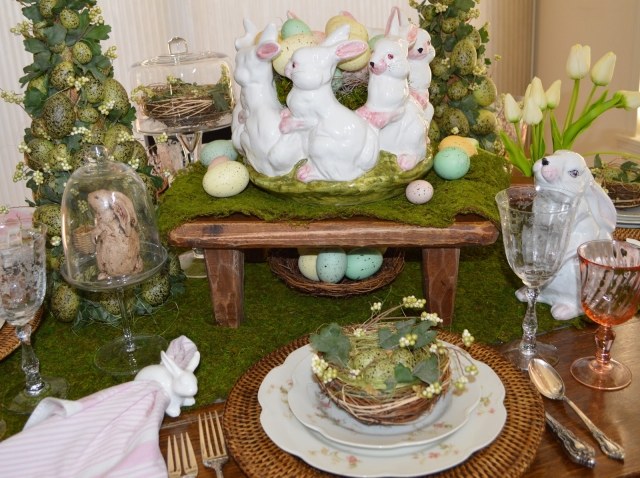 déco-de-table-pâques-lapins-figurine-rond-serviette-assiette-oeufs