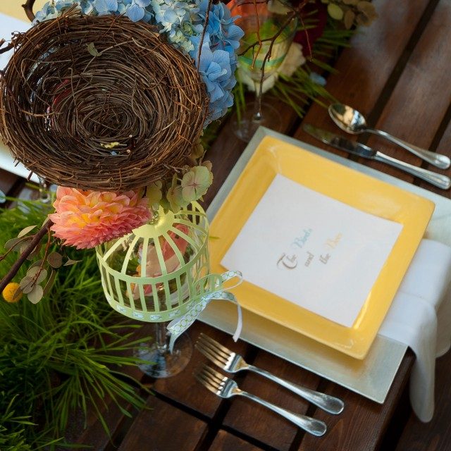 déco-de-table-pâques-nid-assiette-carree-jaune