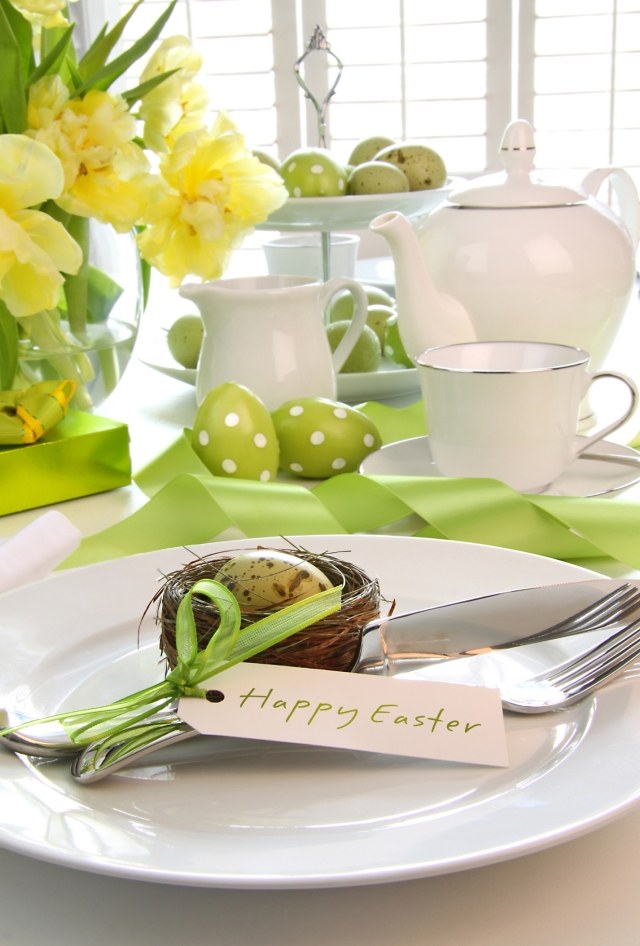 déco-de-table-pâques-nid-oeuf-jonquilles-oeufs