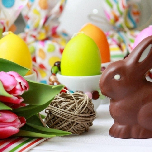 déco-originale-Paques-lapin-chocolat-tulipes