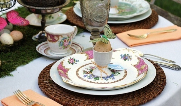 déco-table-Pâques-dessous-assiette-rotin-papillons