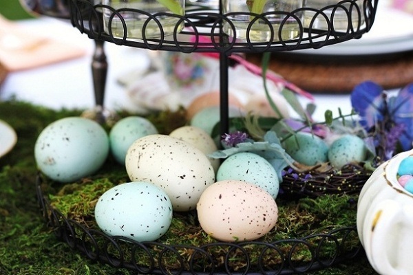 déco-table-Pâques-mousse-oeufs-fleurs