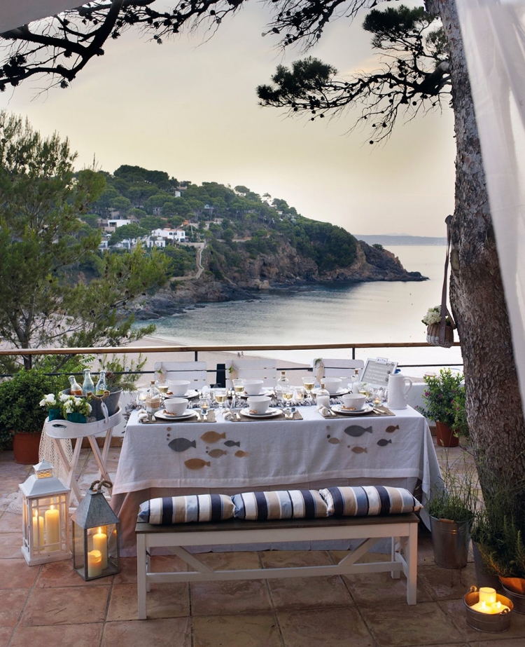 déco-terrasse-toscane-banc-bois-table-vue-mer