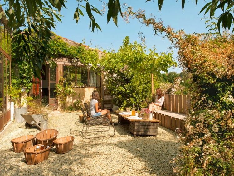 déco-terrasse-toscane-banc-table-bois-plantes