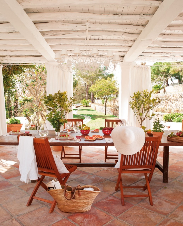 déco-terrasse-toscane-chaises-bois-table-carrelage