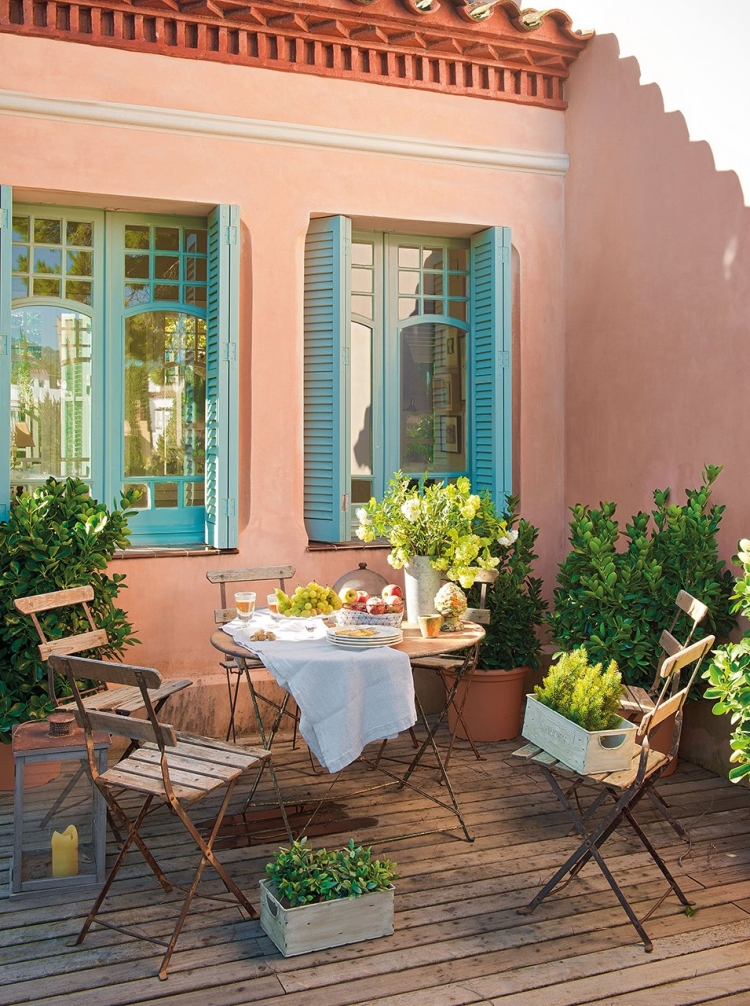 déco-terrasse-toscane-chaises-bois-usé-plantes