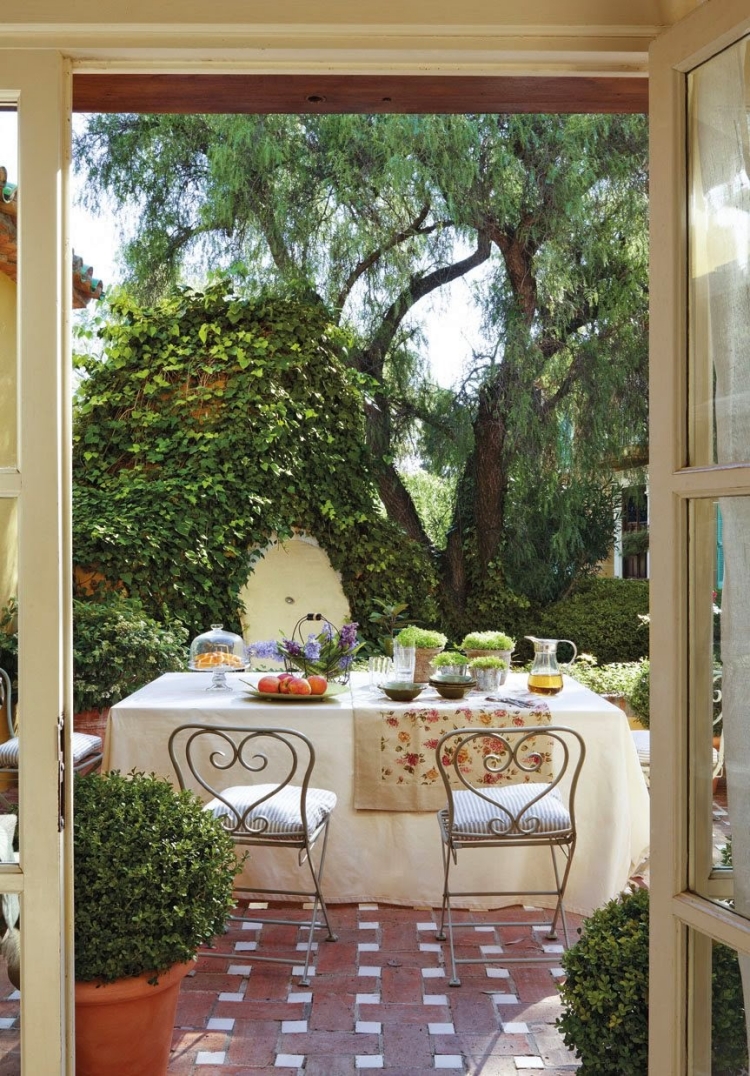 déco-terrasse-toscane-chaises-fer-forgé-carrelage