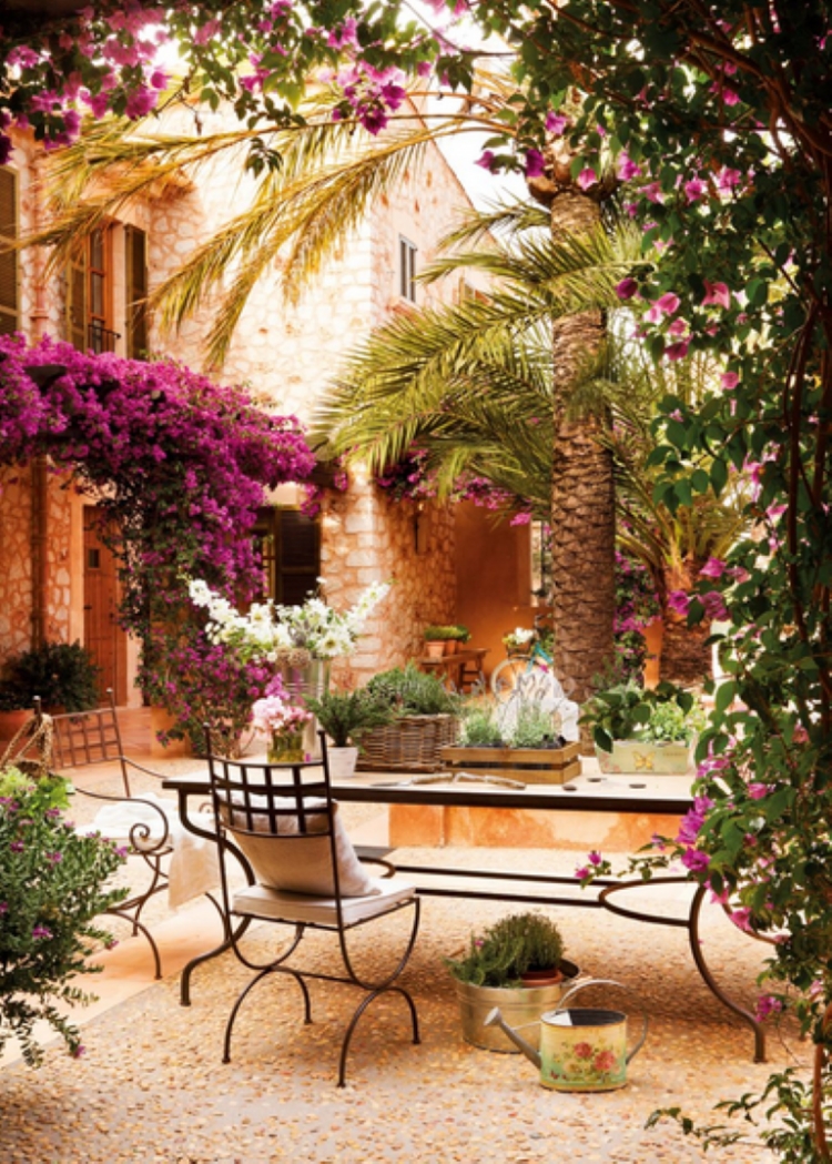 déco-terrasse-toscane-chaises-fer-frogé-bougainvillées