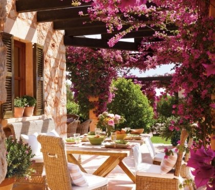 déco-terrasse-toscane-salon-jardin-rotin-bougainvillées