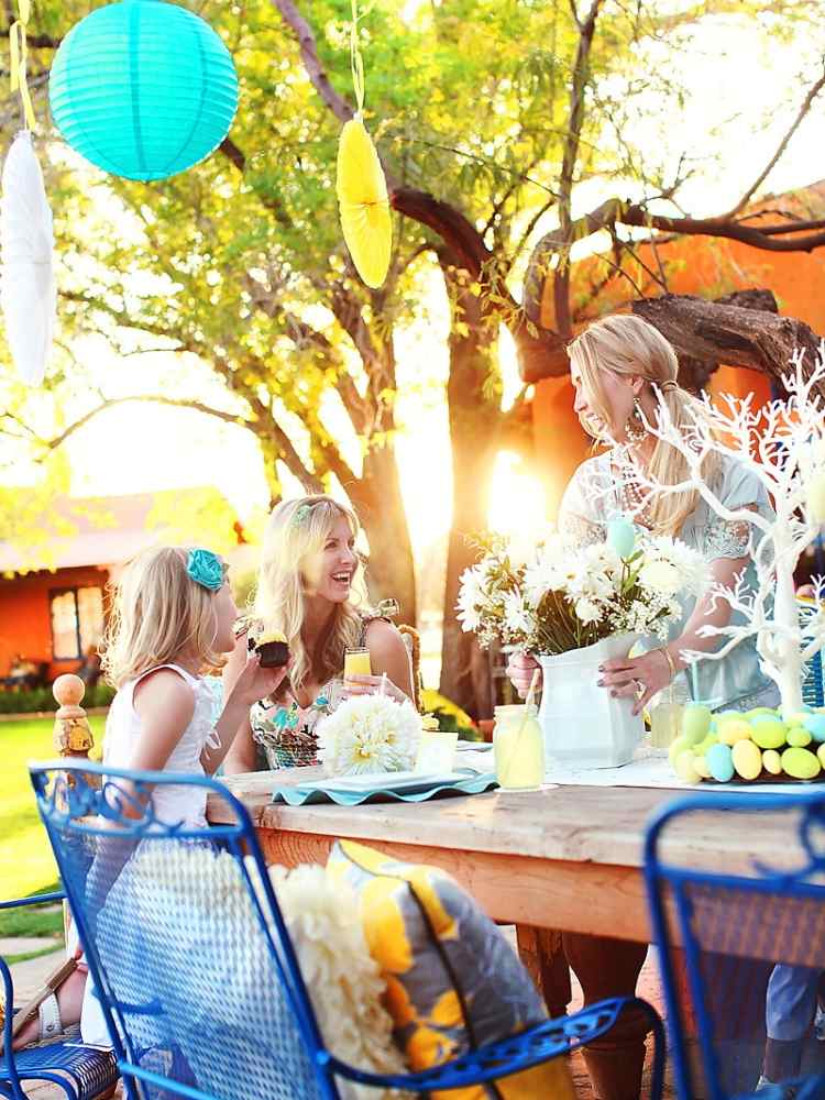 décoration-Pâques-brunch-table-fleurs-blanches