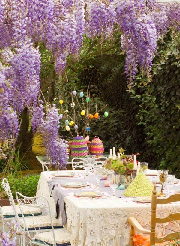 décoration-Pâques-oeufs-décorés-nappe-blanche