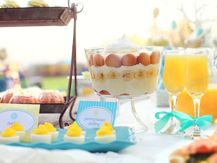 décoration-Pâques-table-bleu-jaune-dessert-rubans