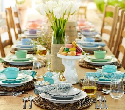 décoration-Pâques-table-brunche-tulipes-macarons-oeufs