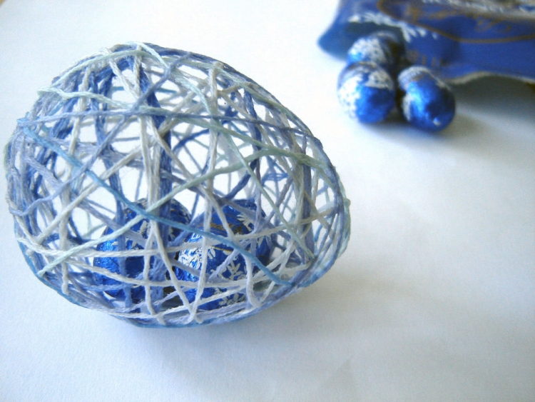 décoration de Pâques ballons-ficelle-couleur-bleue