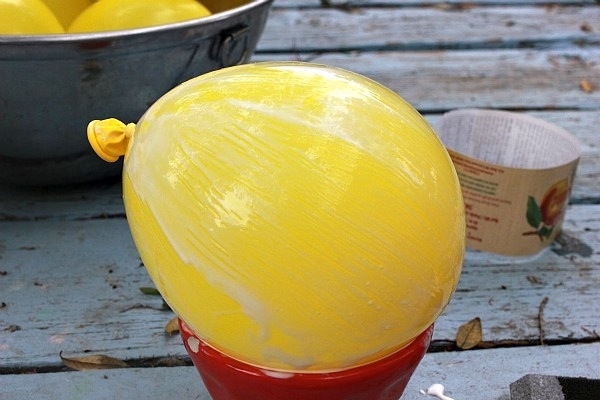 décoration-de-Pâques-ballons-ficelle-jaune-etape-par-etape