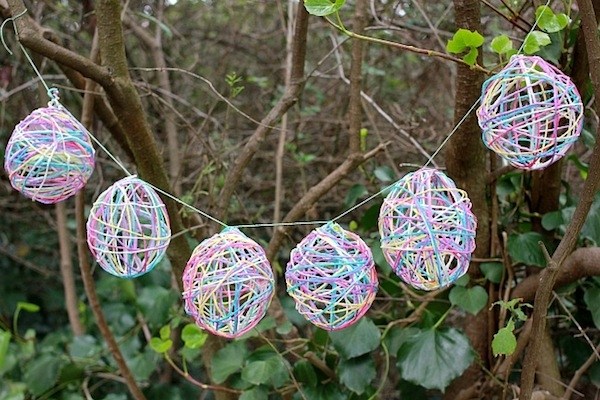 décoration-de-Pâques-ballons-ficelle-multicolore-guirlande