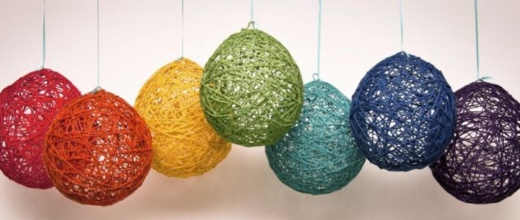 décoration-de-Pâques-ballons-ficelle-oeufs-multicolores