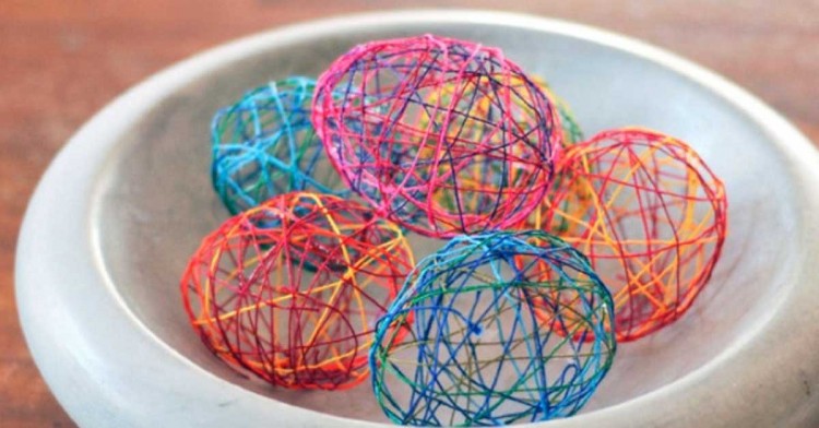 décoration de Pâques -ballons-fils-coudre-multicolores