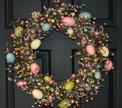décoration-de-Pâques-couronne-de-porte-oeufs-decoratifs