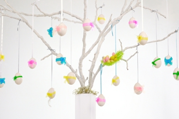 décoration-de-Pâques-idee-superbe-table-arbre-oeufs-multicolores