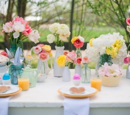 décoration-de-Pâques-idee-superbe-table-bouquets-fleurs-roses