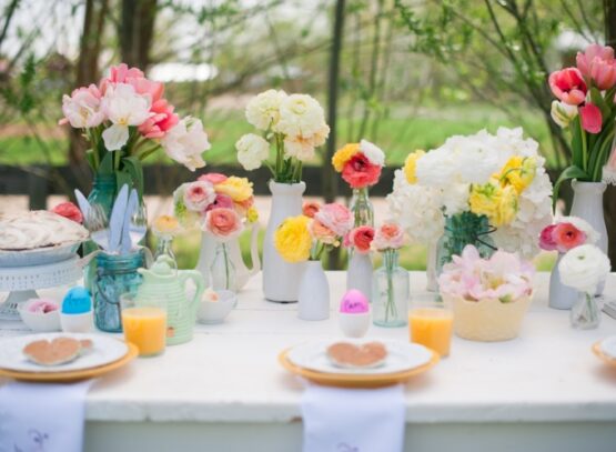 décoration-de-Pâques-idee-superbe-table-bouquets-fleurs-roses
