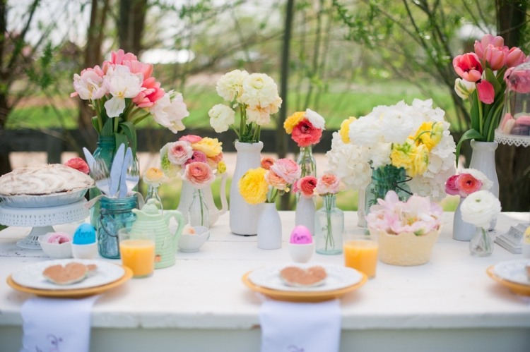 décoration-de-Pâques-idee-superbe-table-bouquets-fleurs-roses