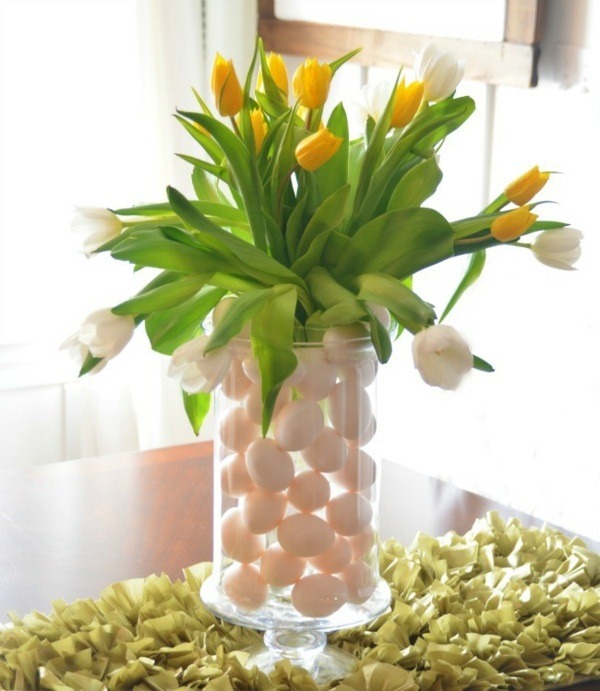 décoration-de-Pâques-idee-superbe-table-vase-oeufs-tulipes