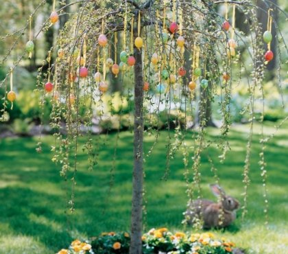 décoration-de-Pâques-idée-originale-jardin-lapin-oeufs-multicolores