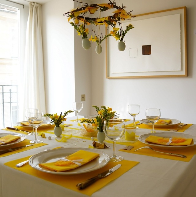 décoration-de-Pâques-nappes-jaunes-table-blanches-serviettes-verre-vin