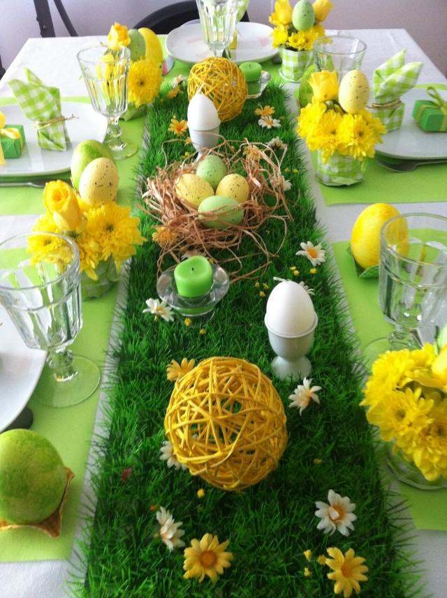 décoration-de-Pâques-table-boules-decoratifs-oeufs-blancs