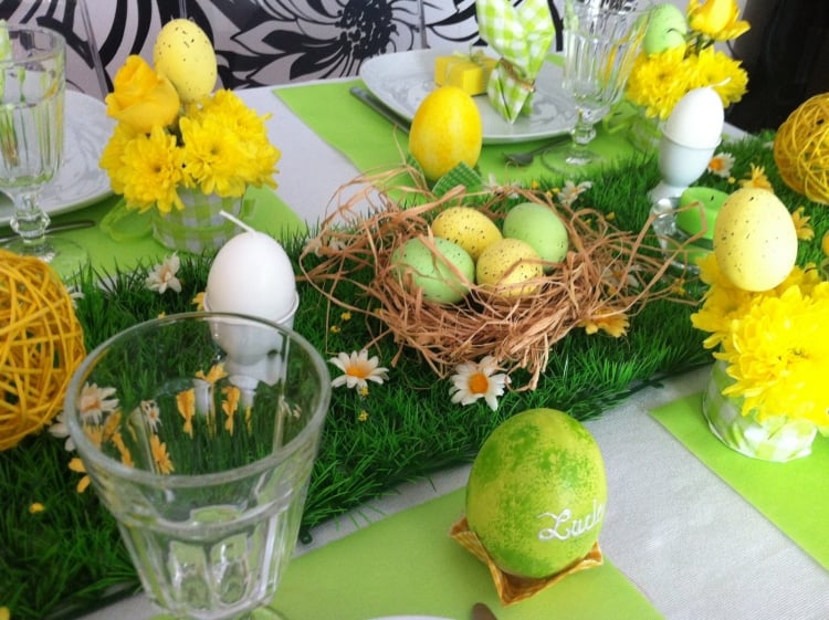 décoration de Pâques table-couleur-jaune-verte-oeufs-boules-decoratives