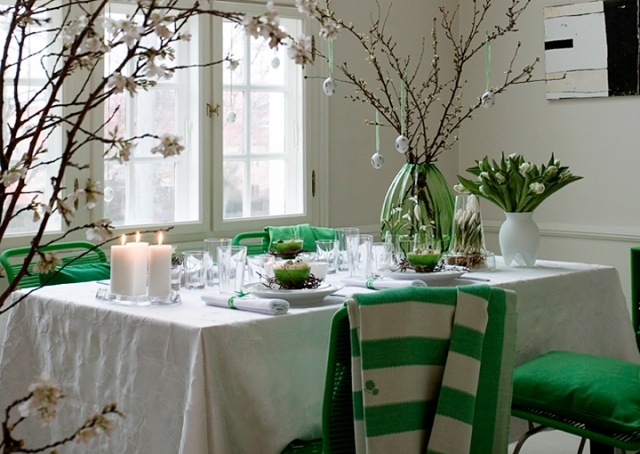 décoration-de-Pâques-table-nappe-blanche-chaises-vertes
