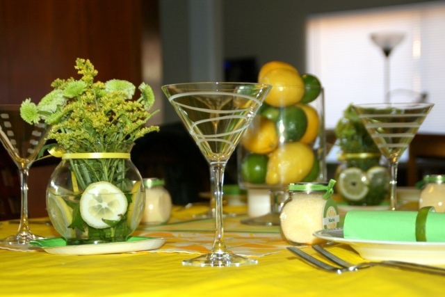 décoration-de-Pâques-table-nappe-jaune-citron-verre-cocktail