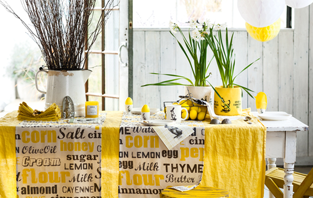 décoration-de-Pâques-table-nappe-jaune-tulipe