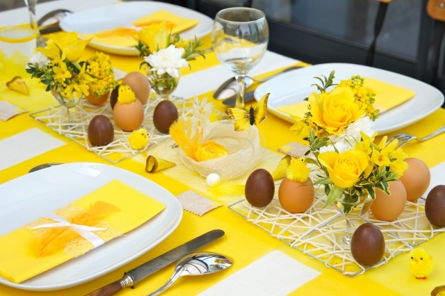 décoration-de-Pâques-table-oeufs-chocolat-fleurs-serviette