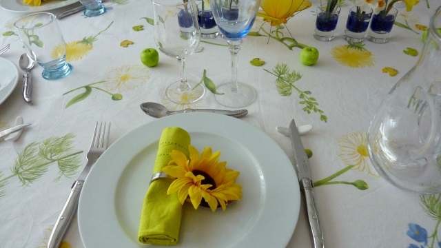 décoration-de-Pâques-table-serivette-jaune-fleurs-nappe-blanche