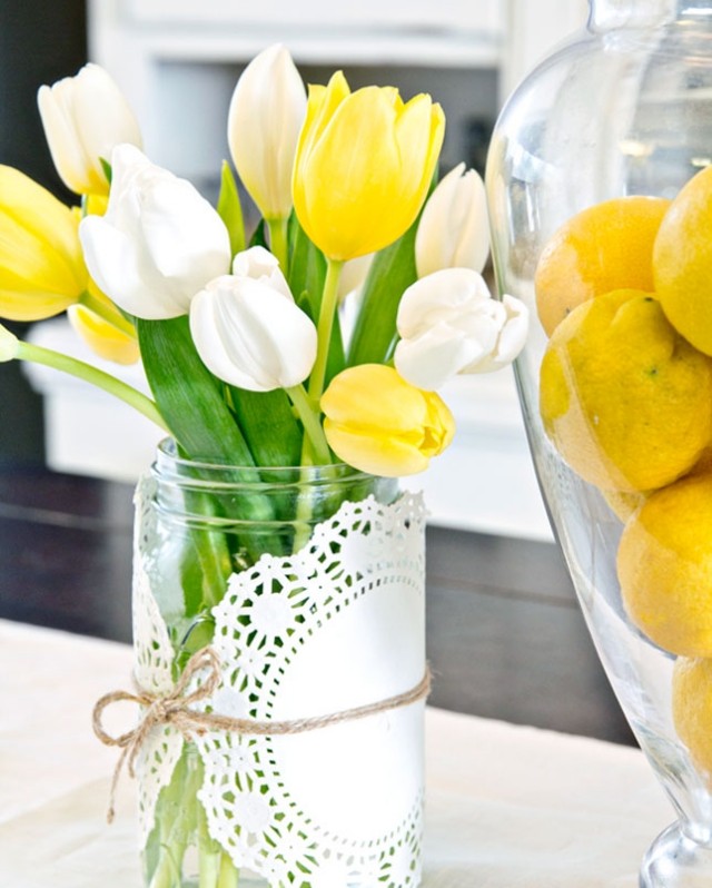 décoration-de-Pâques-table-tulipes-blanches-jaunes