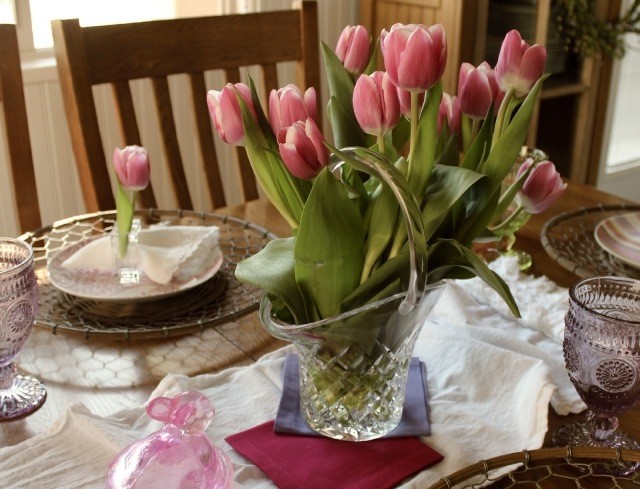 décoration-de-Pâques-theme-rustique-tulipes-bouquets-table