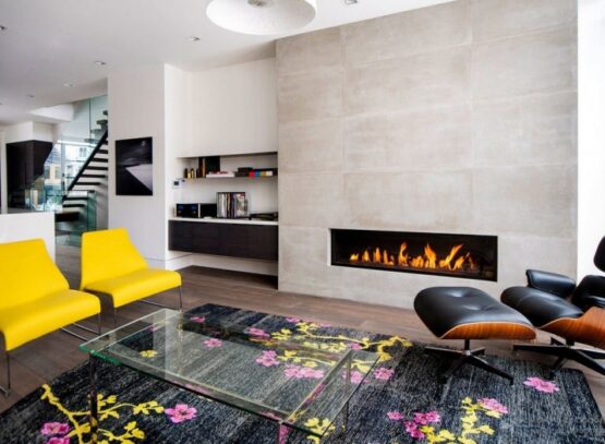 décoration-design-cheminée-chaises-tapis