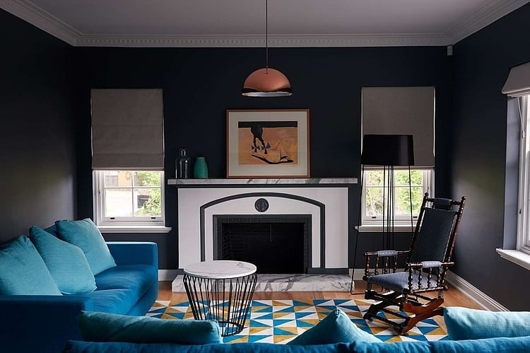 décoration et design modernes-murs-noirs-canapé-bleu