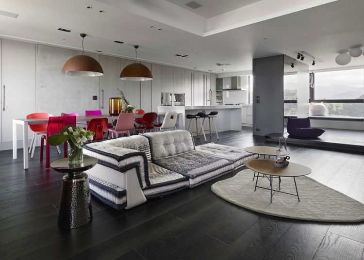 décoration-design-table-chaises-colorées-parquet-gris