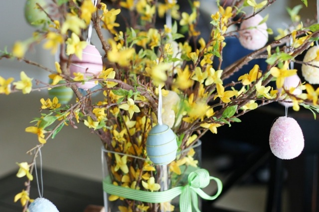décoration de la maison arbre Pâques-branches-forsythia-œufs