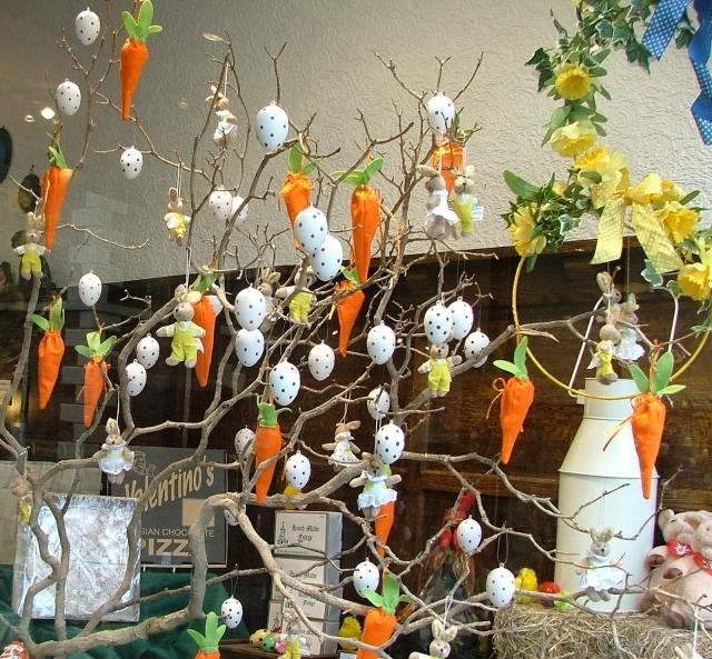 décoration de la maison arbre-Pâques-œufs-carottes