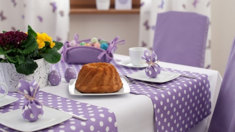 décoration-table-Pâques-dessous-assiette-lilas-pois-blancs